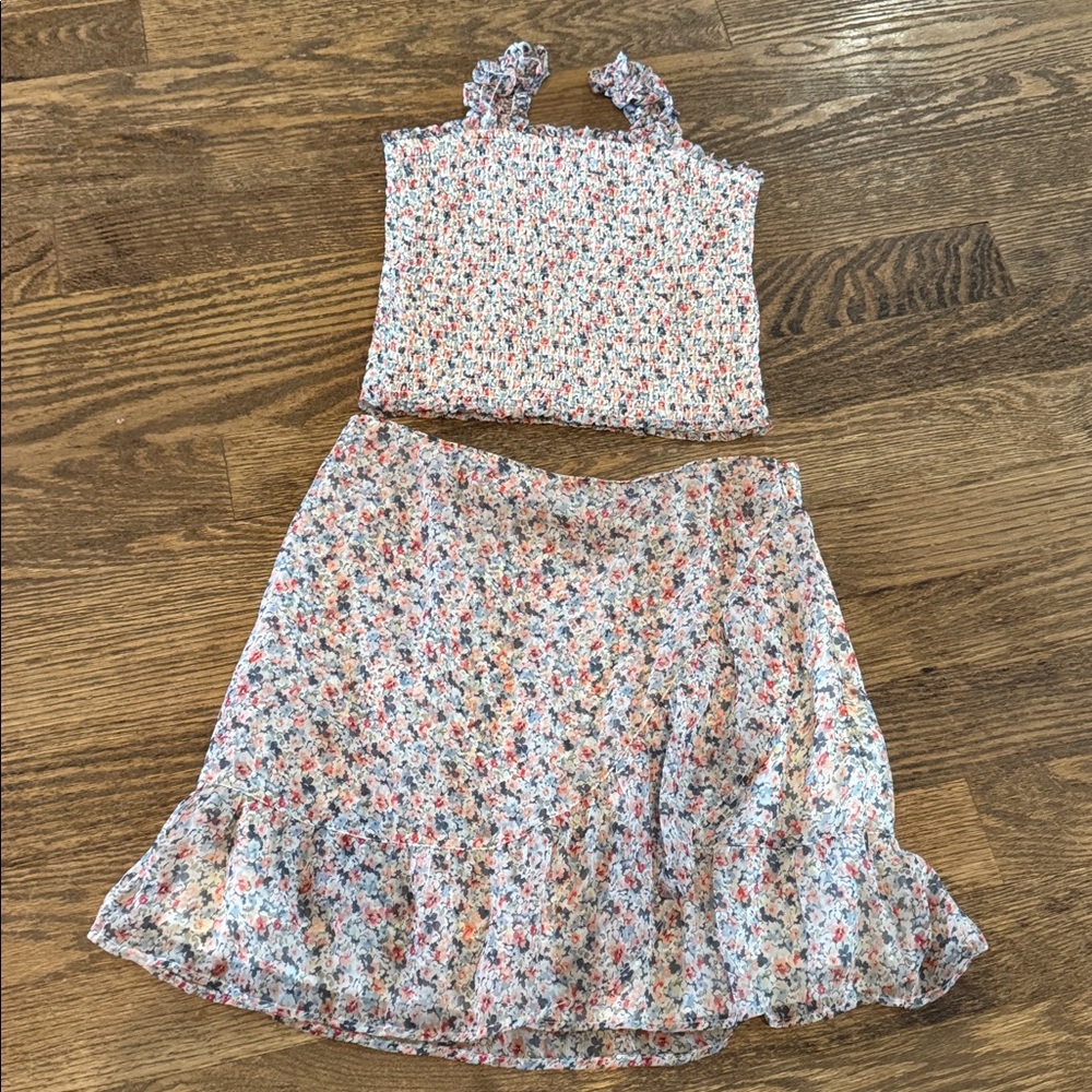 ✅ Abercrombie and Fitch, small top and large skirt matching set